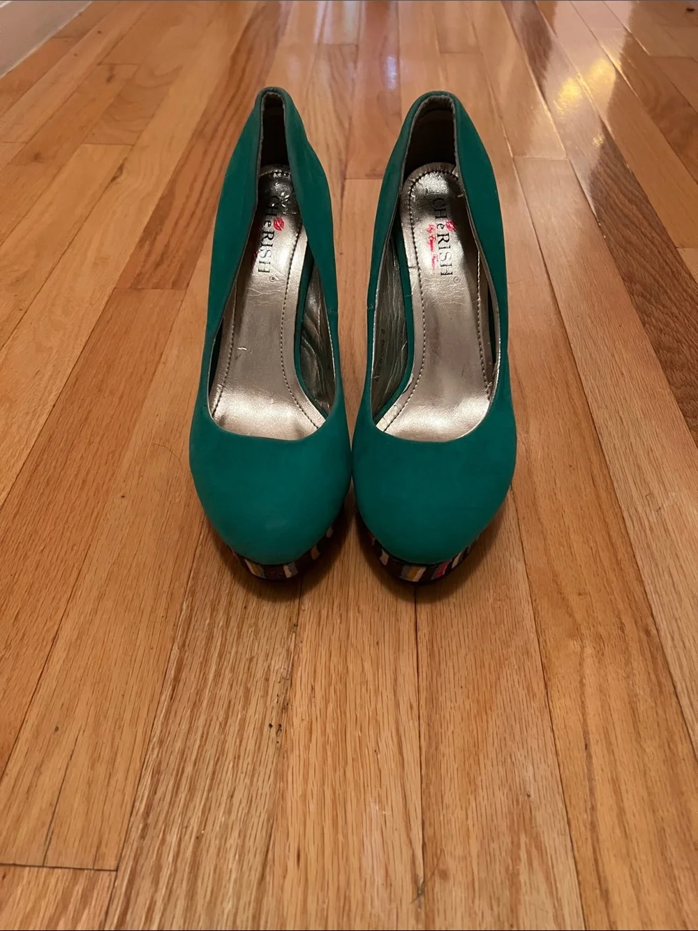 Stunning emerald green faux suede platform pumps by Cherish Size 8
